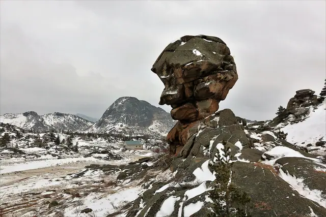 Баянауыл: қардағы Кемпіртас жартасы, қыс