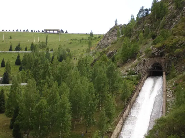 Медеу: сел бөгетінің су ағызғышы