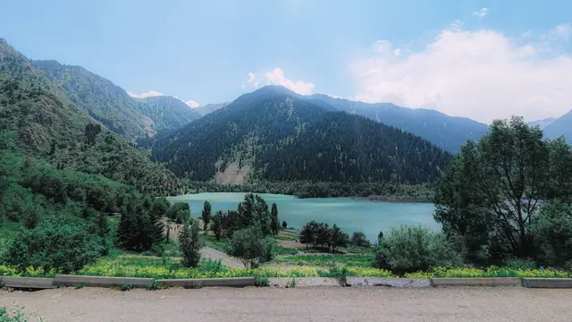 Есік көлі: су мен жағалау