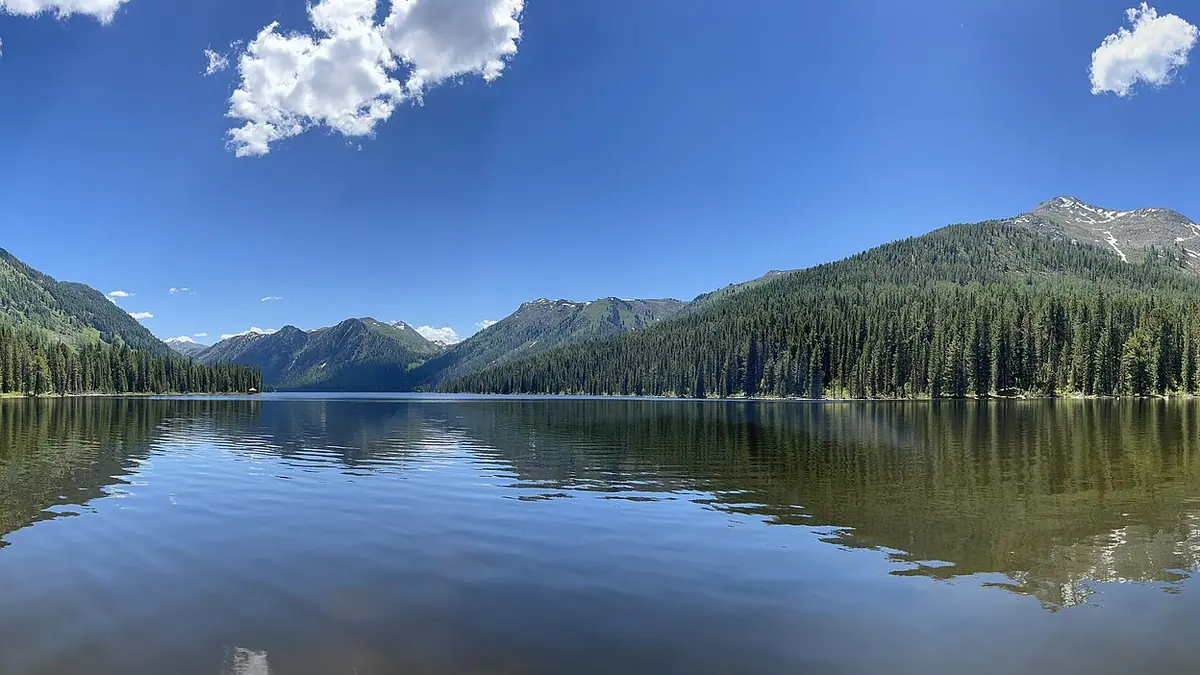 Рахмановские ключи: лесистые хребты в спокойной воде озера